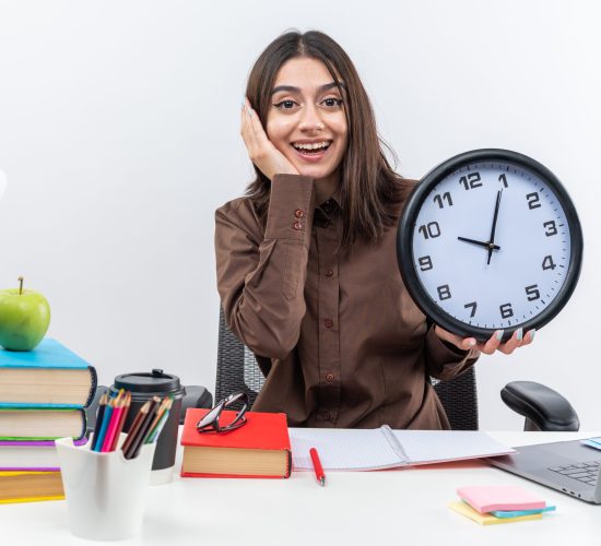 CA 4 excited young school girl sits at table with school tools holding wall clock putting hand on cheek isolated on white background SSUCv3H4sIAAAAAAAACpyRz27DIAzG75P2DhHnRkpC/rR9lWoHB1iDSqAC0mmq+u4zECrOu+Gf7c/+zPPzo6rIDE4ycq6eIcJYKrU5b8FLoxE3h51bobmwJXlYOjYlEFx6YyWoEs7g2aJhFQj1plTAr5gkzoPfnHBh+o4YeHFFjQTfEmnFS4qrnIhJ7MAUIYeCuW2OLKMk/q/O9PjKbuAqNPuNCxdGrFACkpFLKiW3Hy/sWlqDjUtTuHoYBioU0ELpbiWT+lq0Gb/Es+c2ZjbtbVjhvTlRxtxhVuHE36gpMl/AOSznmReDGH6yWYs52vhoYFclHH8ihC3tRkpPQzvQ49T1w9DtBen3Fok6cZ0shDG7SV5al2EDwvumP3HK6paNU91T3tXQTVAPbceOdJ6n09ji4V9/AAAA//8DAHJcXJmYAgAA